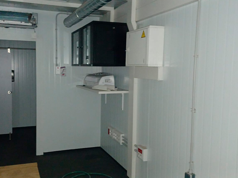 Instalación eléctrica telecomunicaciones solar y aire acondicionado en contenedor TACO BELL Alicante