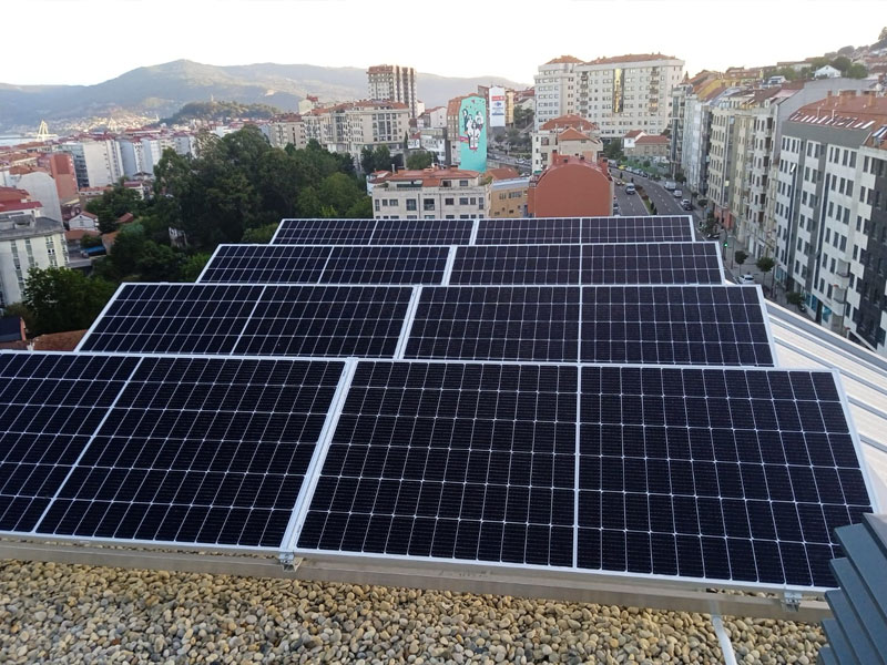 Instalación placas solares en comunidad de vecinos en C/ Aragón en Vigo (Pontevedra)