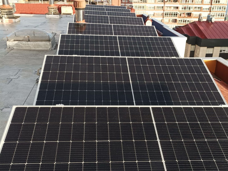 Instalación placas solares en comunidad de vecinos en C/ Grove en Vigo (Pontevedra)